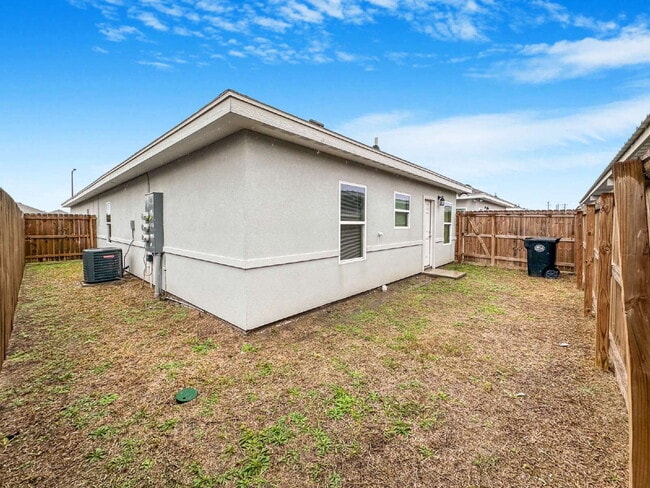 Building Photo - Beautiful great size apartment in gated community