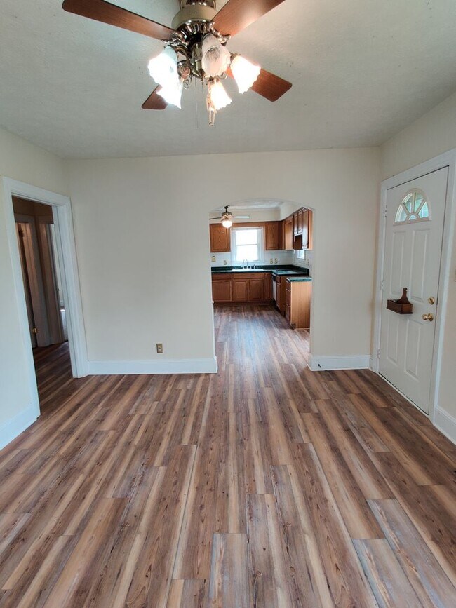 Building Photo - 2 bedroom home with a garage
