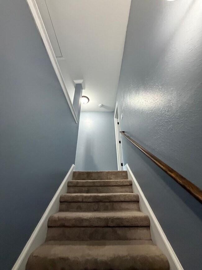 Building Photo - Large 4 Bedroom 2 1/2 Bath Pet Friendly Home For Rent!