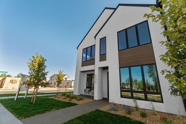 Building Photo - Exquisite Town home living: Bends desirabl...