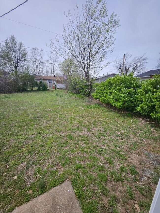 Building Photo - 3 bed, 1.5 bath in a great location! Fenced in yard!