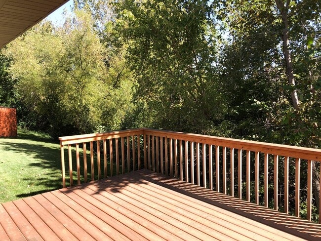 Building Photo - Like-New Ranch Home — 3 Bed / 2 Bath in Fo...