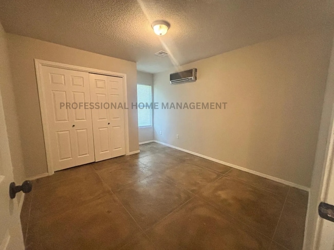 Building Photo - Spacious 5 Bedroom 3 Bath Home Near Hutchi...