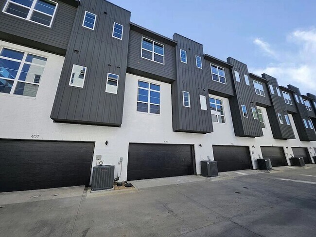 Building Photo - 13325 Bee St