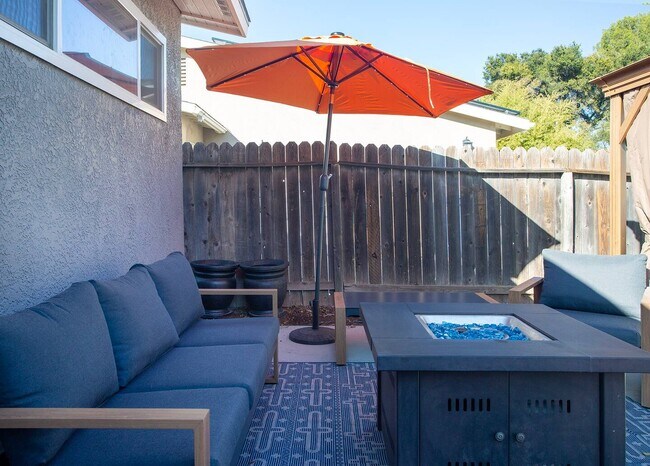 Building Photo - 136 Olive St