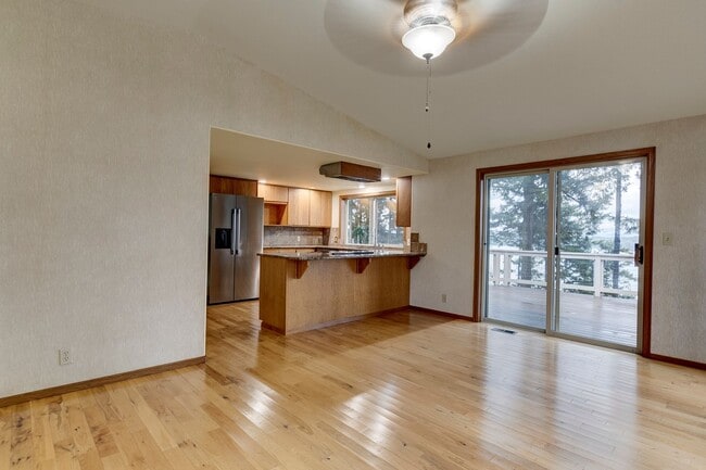 Building Photo - 3 Bedroom 2.5 bathroom nestled in woods with water view