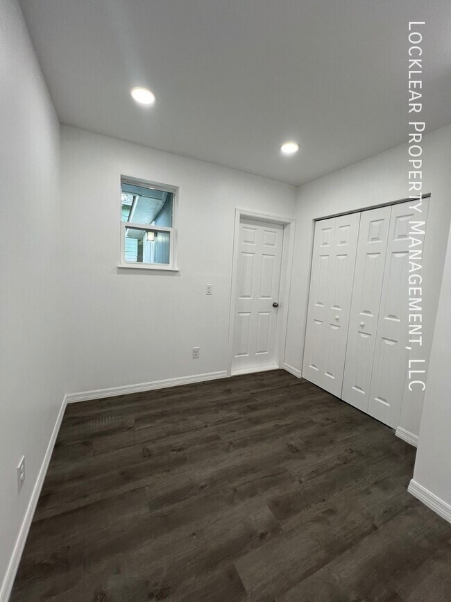 Building Photo - Renovated 3 Bedroom Duplex!