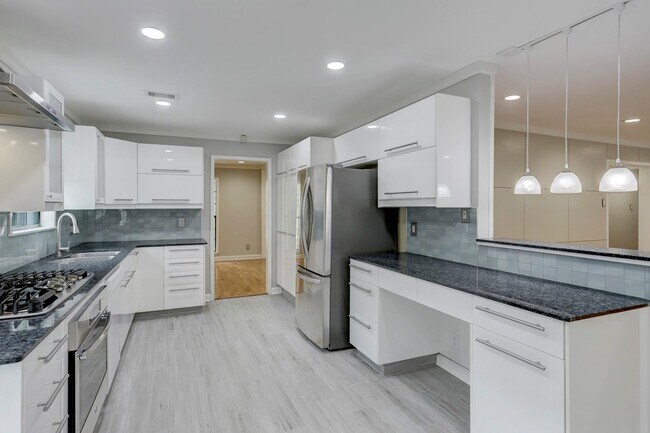 Building Photo - 5419 Dumfries Dr