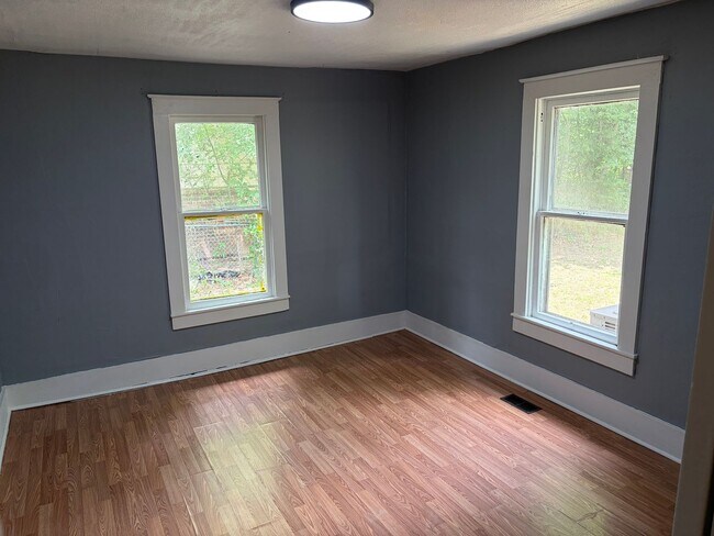Building Photo - $900 move in special!
