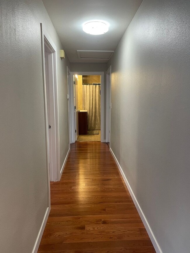 Building Photo - Move in ready rental in downtown Rainier with Columbia River views!