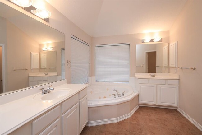 Building Photo - 17222 Leeside Dr