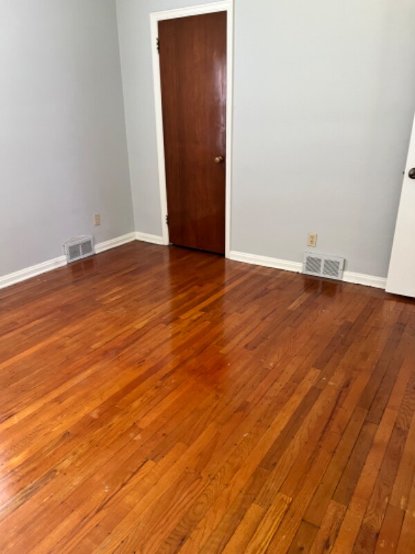 Building Photo - 5242 Pine Tree Ln