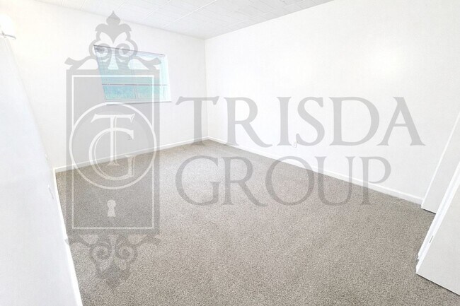 Building Photo - Move In Ready! North Hills School District, Parking, Updated 2 BR, Quartz Countertops, AC, Laundr...