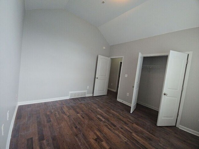 Building Photo - COMING SOON! 3bed/2bath Townhome w/Garage ...