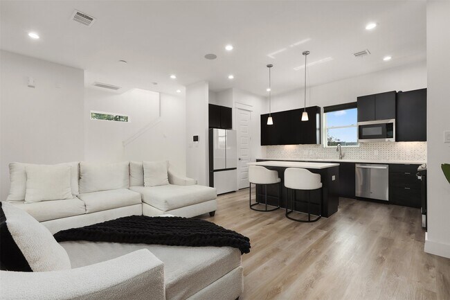 Building Photo - 500 Schweikhardt St