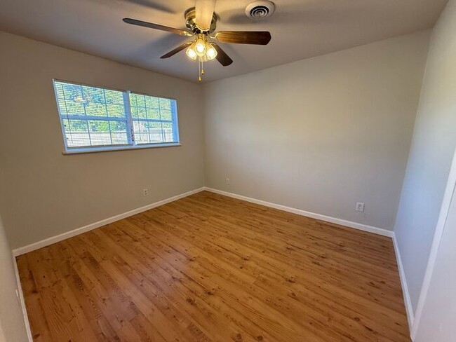 Building Photo - Gulf Breeze - 3 bedroom, 2 bathroom