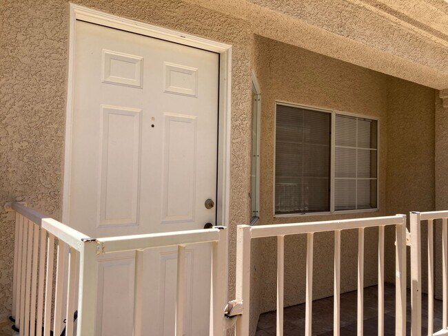 Building Photo - Townhouse 3 bedroom 2.5 bath 2 car garage