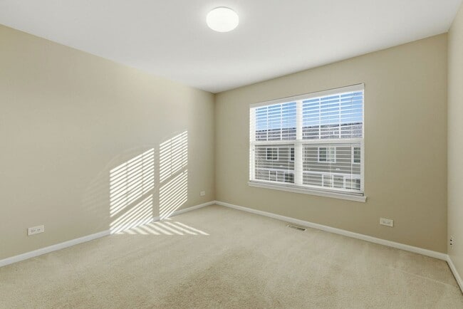 Building Photo - 218 Goldenrod Dr