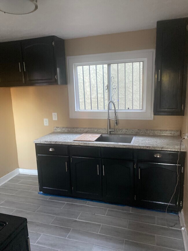 Building Photo - 716 W 60th St