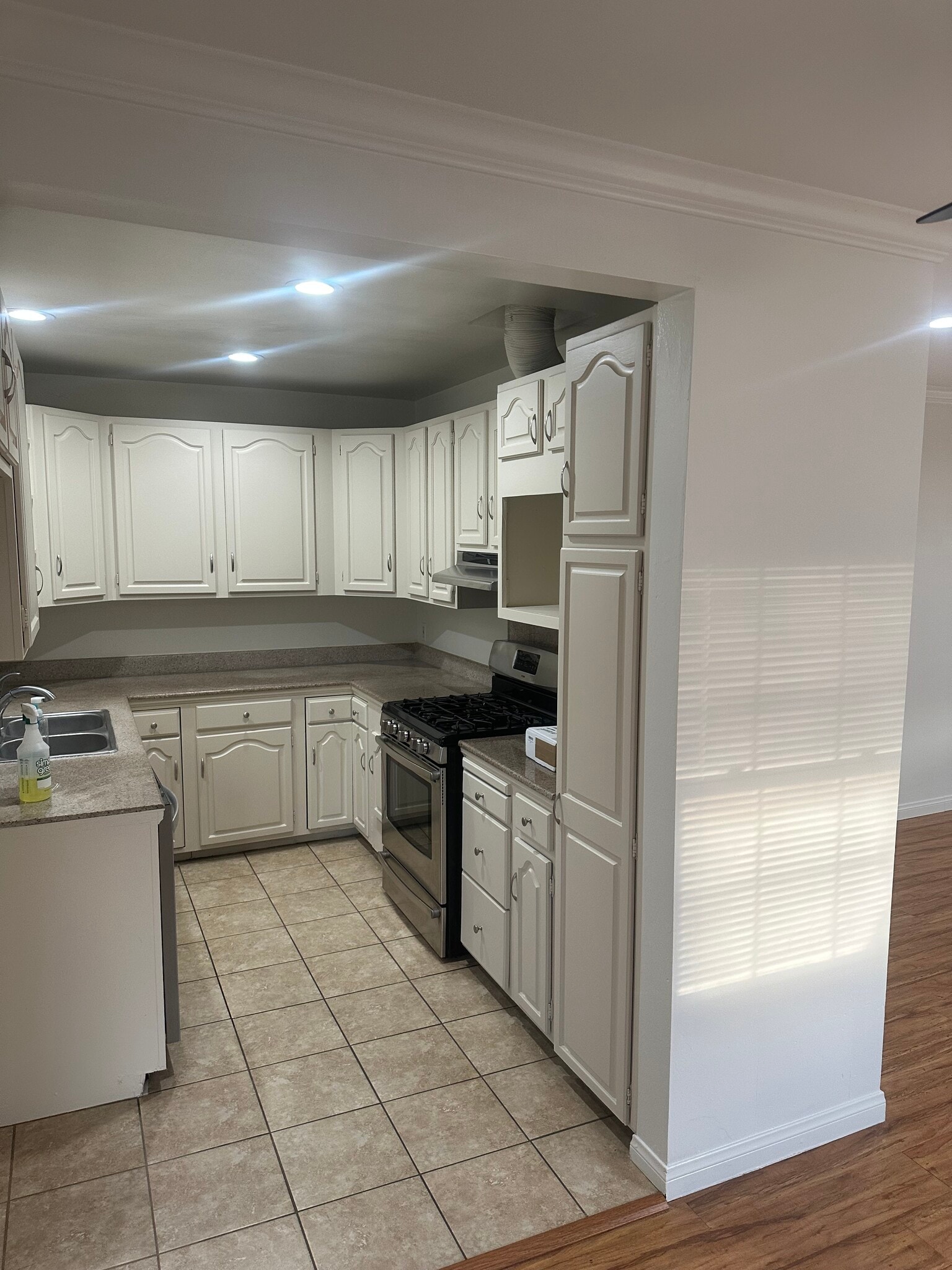 Building Photo - 1411 W 184th St