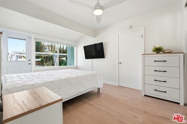 Building Photo - 15040 Hamlin St