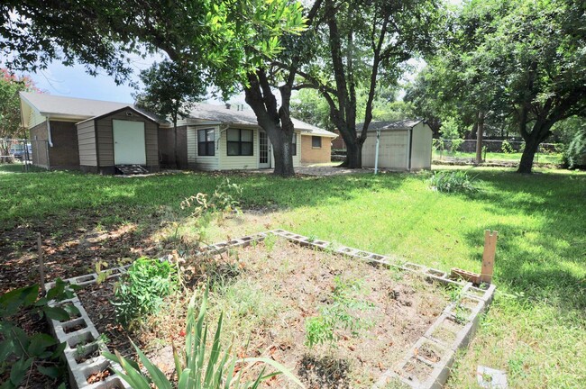 Building Photo - FOR LEASE! Nice Remodeled - 3 BR – 2 BA – ...