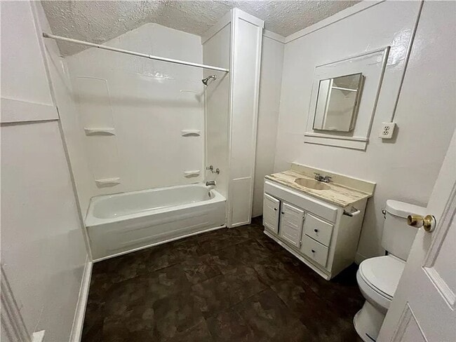 Building Photo - Move in Ready 4 Bedroom 1 1/2 bath house Available