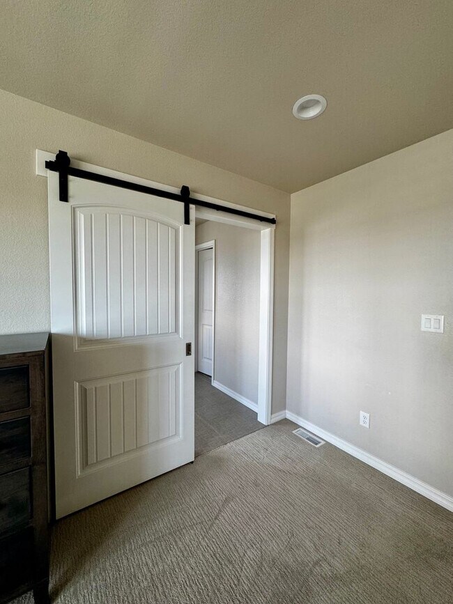 Building Photo - Stunning 5 Bedroom Home in Cordera with access to Community center with pool