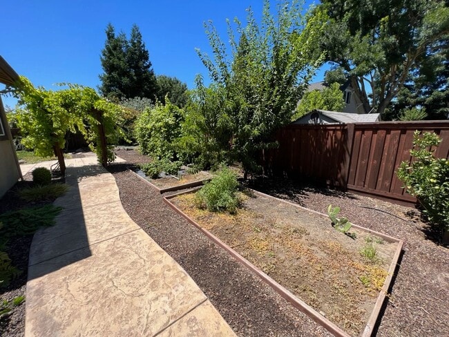 Building Photo - Newer single story home located in desirab...