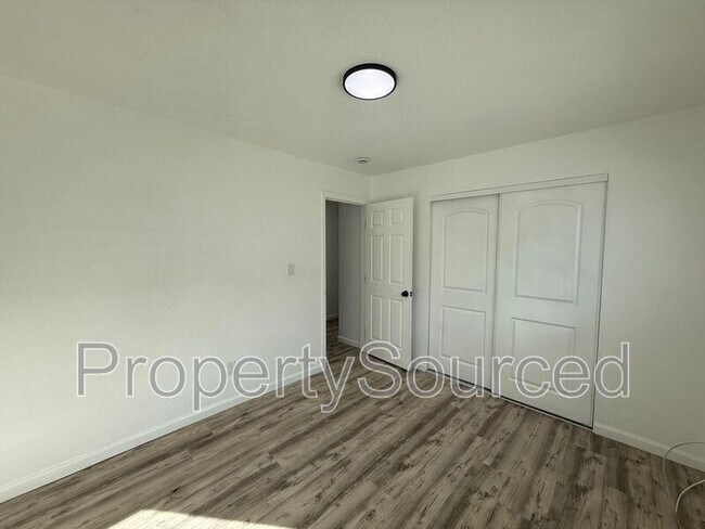 Building Photo - 911 E H St