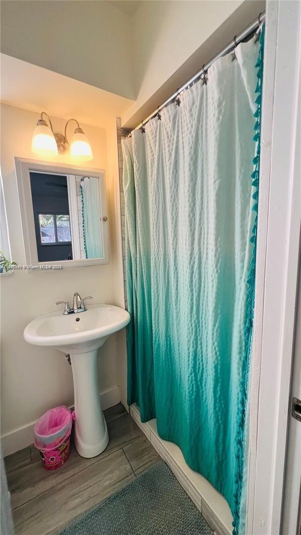 Building Photo - 911 N 14th Ave