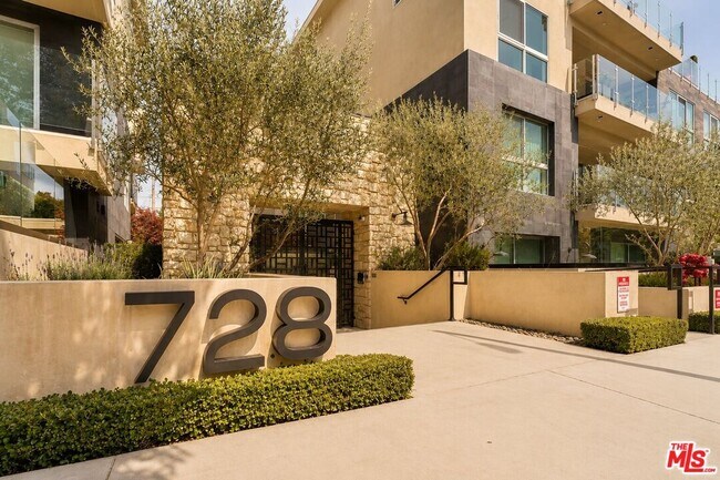 Building Photo - 728 N Sweetzer Ave