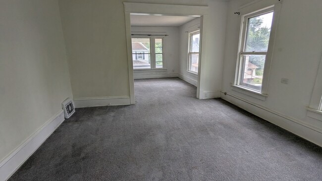 Building Photo - 8th St Triplex