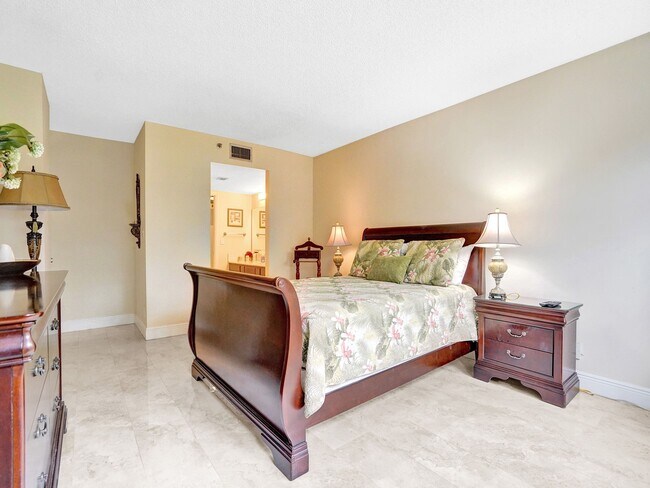 Building Photo - 3200 Port Royale Dr S