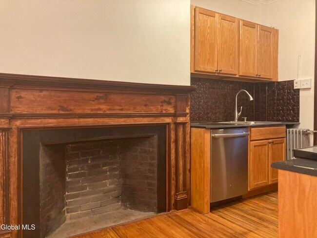 Building Photo - 162 4th St