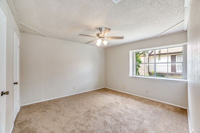 Building Photo - Charming 2-bedroom, 1.5 bath townhome in t...