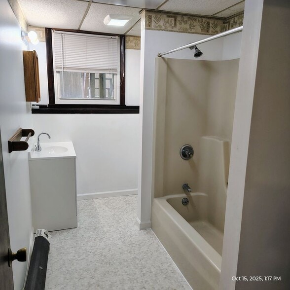 Building Photo - 124 Mammoth Rd