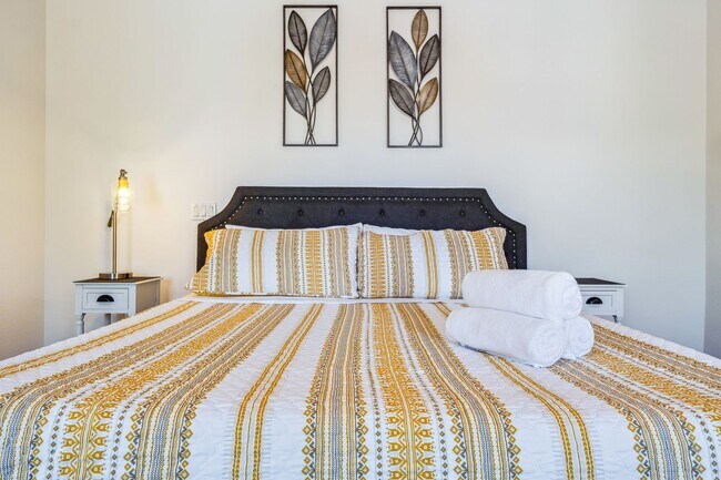 Building Photo - 3 BR + Bonus, Fully furnished, Includes Ut...