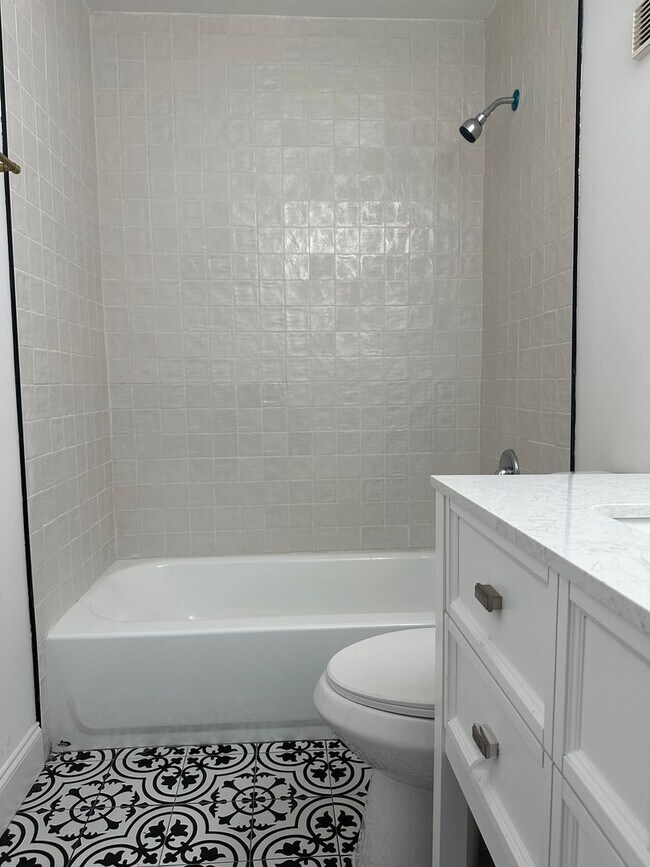 Building Photo - 2 bedroom 1 Bath newly renovated 1 mile from the beach