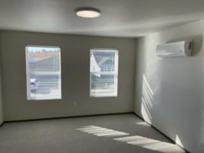 Building Photo - Modern design 3-bed, 2.5-bath duplex available