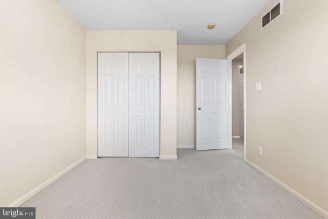 Building Photo - 271 Yorktown Ct