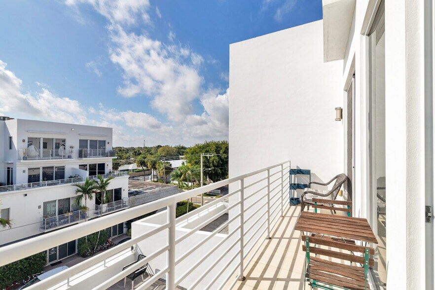 Building Photo - 111 SE 2nd St