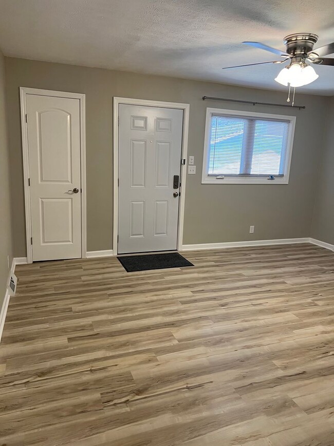 Building Photo - Newly remodeled 3 bedroom, 1 bathroom, 1 c...