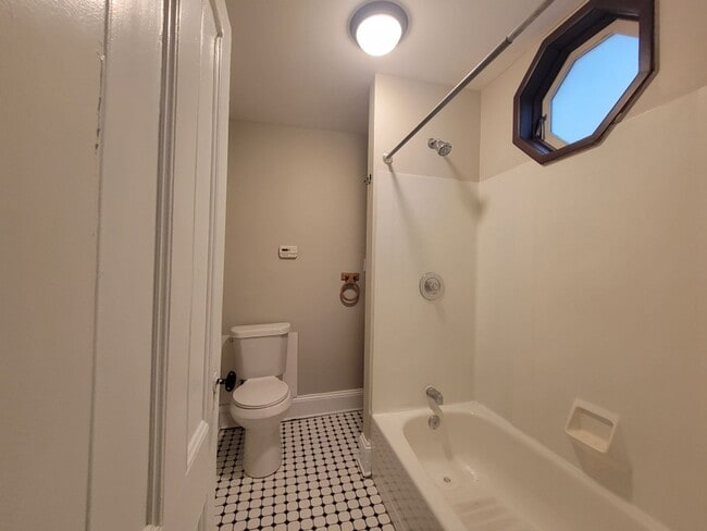 Building Photo - 442 Meigs-VR