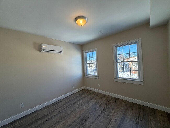 Building Photo - 129 Kenoza Ave