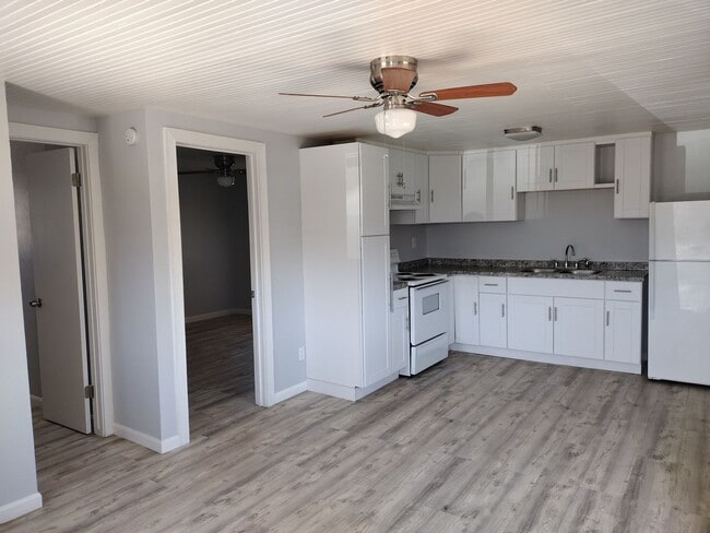 Building Photo - ONE MONTH FREE MOVE IN SPECIAL! Newly Remodeled 1 Bedroom