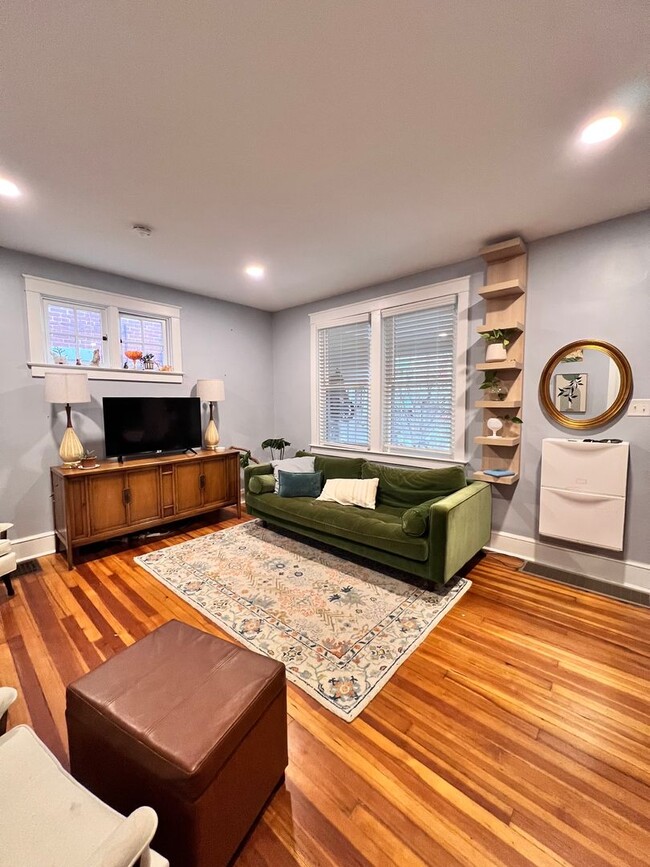 Building Photo - Charming Reynolds Ave Rental – Spacious Yard, Stylish Kitchen, Great Location