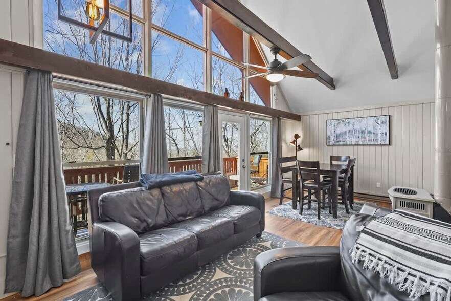 Primary Photo - 102 Skiview Ln