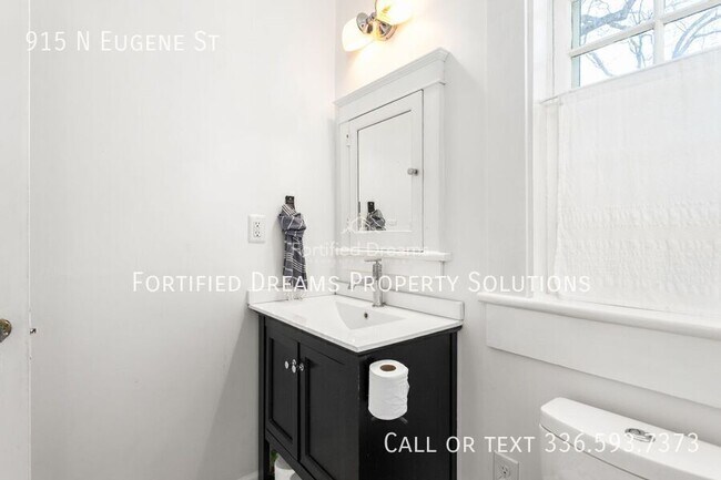 Building Photo - 915 N Eugene St