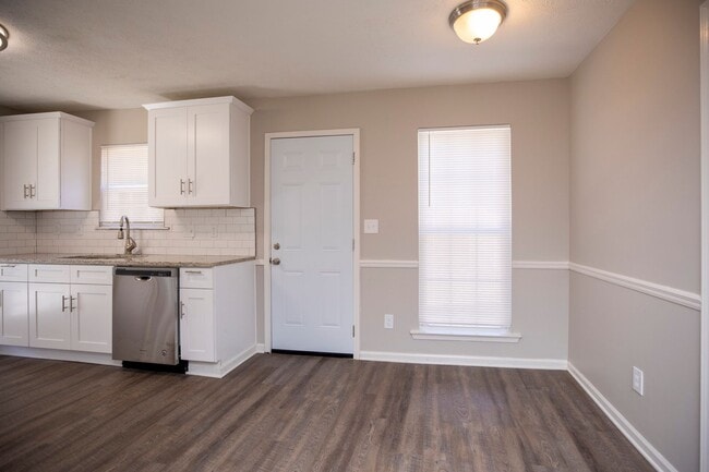Building Photo - ** 3 Bed 2 Bath located off Wares Ferry rd...